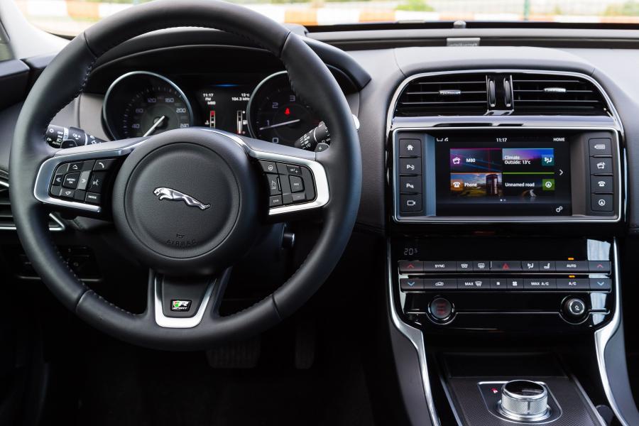 Jaguar XE R Sport 2015 года  (фото 18 из 30)
